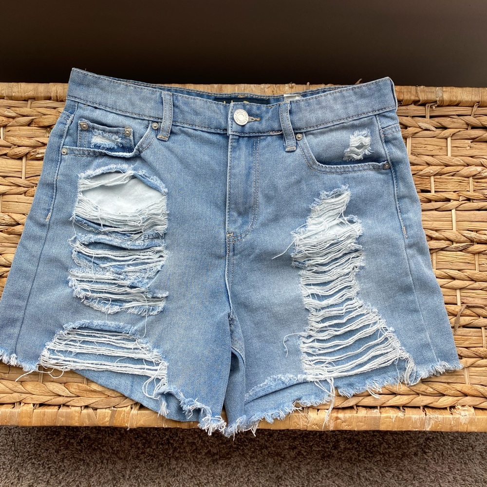 Distressed Shorts 🤍